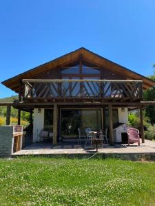 Casa con techo de madera y patio en Tumuñan Lodge, en El Llano