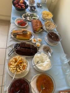 uma mesa com vários tipos diferentes de alimentos em Jason Hotel Apartments em Rethymno Town