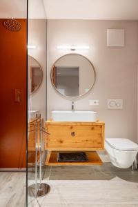 un baño con lavabo y espejo en Transmontana, en Vols am Schlern