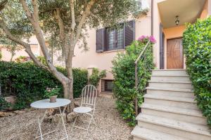 a table and chairs in front of a house at B&B L'Ulivo Fiumicino in Fiumicino