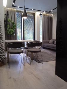 uma sala de estar com uma mesa e duas cadeiras em Apartament Tempo per Te em Zakopane