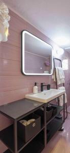 La salle de bains est pourvue d'un lavabo et d'un miroir mural. dans l'établissement 4 Travelers, à Thessalonique