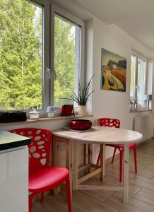 ミウクフにあるCicha Ostojaのキッチン(テーブル、椅子付)、窓