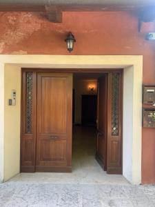 uma entrada para uma casa com uma porta de madeira em Il Loggiato em Castelfranco Veneto