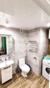 bagno con servizi igienici, lavandino e lavatrice di Studio Apartment Center a Kremenčuk
