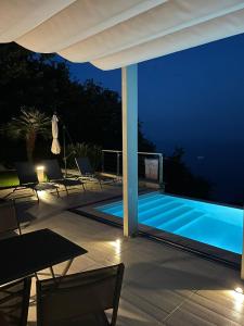 un patio con piscina por la noche en Bergeggi Tindari Sunrise, en Bergeggi