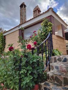 una casa con flores creciendo en las escaleras en CASA TURÍSTICA Villa Carmen, CON CHIMENEA, AMPLIA ZONA DE JARDÍN, BARBACOA, PISCINA Y GARAJE, en Arenzana de Abajo