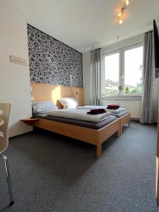 1 Schlafzimmer mit 2 Betten und einem großen Fenster in der Unterkunft Ferienunterkunft mit 4 Doppelzimmern in Einbeck!! in Einbeck
