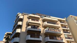een hoog gebouw met balkons aan de zijkant bij Antibes centre, 2P refait à neuf, terrasse, garage in Antibes