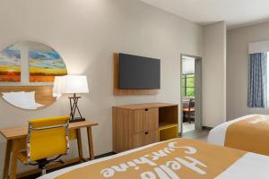 TV a/nebo společenská místnost v ubytování Days Inn & Suites by Wyndham Greater Tomball