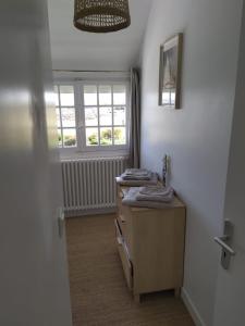 Pokój z umywalką i oknem w obiekcie Villa Ribera w mieście Montfarville