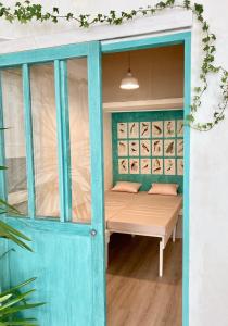 una habitación con una puerta azul y un banco en Anglet, centre ville, proche des plages, en Anglet