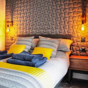 เตียงในห้องที่ Laburnam Villa - Luxury 4 bedroom accommodation in the heart of Killin