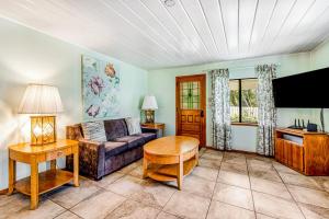 een woonkamer met een bank en een tafel bij Mendocino Dunes - Distant Shores in Fort Bragg