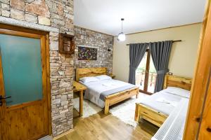 Postel nebo postele na pokoji v ubytování Bujtina SHKODRANI