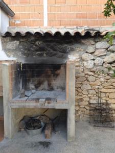 Un horno de ladrillo con fuego. en Casa Rural POSADA DEL JUCAR, en La Gila