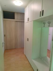 Habitación con armarios blancos y suelo de madera. en Apartment Bencic, en Umag