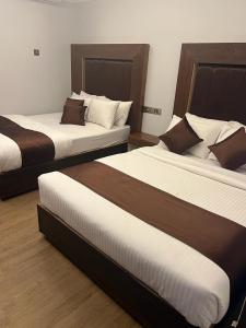 سرير أو أسرّة في غرفة في Mohammadia Guest House