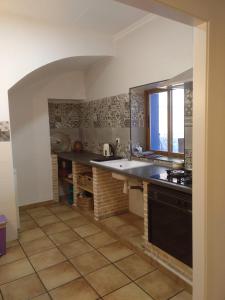 cocina con fregadero grande y ventana en Casa Rural POSADA DEL JUCAR, en La Gila