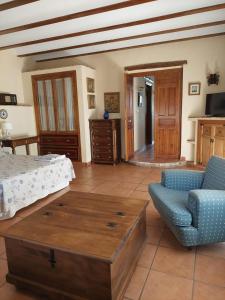 1 dormitorio con cama, sofá y mesa en Casa Rural POSADA DEL JUCAR, en La Gila