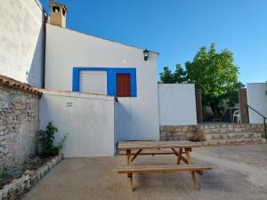 a picnic table in front of a white building at Casa Rural POSADA DEL JUCAR in La Gila