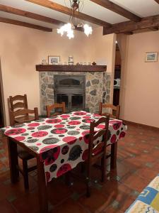 uma sala de jantar com uma mesa e uma lareira em Albergue Rural Gorillo em Gor