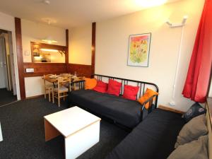een woonkamer met een bank en een tafel bij Appartement Avoriaz, 2 pièces, 5 personnes - FR-1-633-60 in Morzine