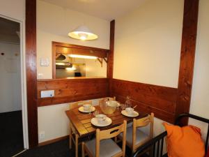 een eetkamer met een houten tafel en stoelen bij Appartement Avoriaz, 2 pièces, 5 personnes - FR-1-633-60 in Morzine