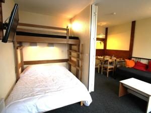 een slaapkamer met een stapelbed en een eetkamer bij Appartement Avoriaz, 2 pièces, 5 personnes - FR-1-633-60 in Morzine