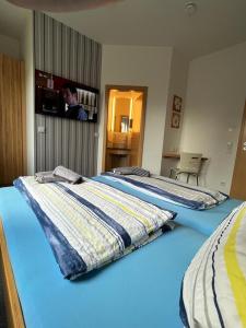 2 Betten in einem Zimmer mit einem Mann im Spiegel in der Unterkunft Ferienunterkunft mit 4 Doppelzimmern in Einbeck!! in Einbeck