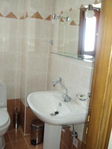 y baño con lavabo y aseo. en Guest House Pantos Kairou, en Karkaloú