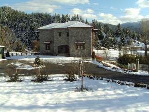 a house in the snow in front at Guest House Pantos Kairou in Karkaloú