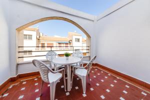 een eetkamer met een tafel en stoelen op een balkon bij Cozy Apartment near the sea in Torrevieja