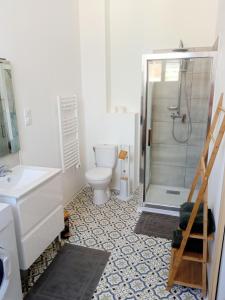 a bathroom with a toilet and a sink and a shower at l'Aurore Dorée, duplex rénové - parking privé - wifi gratuit in Saint-Quentin