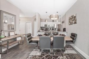 een keuken en eetkamer met een tafel en stoelen bij Windsor Hills Resort 3 Bedroom Condo 5 Minutes to Disney in Orlando