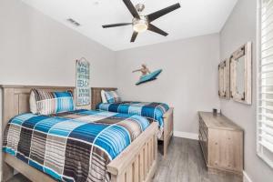 een slaapkamer met twee bedden en een plafondventilator bij Windsor Hills Resort 3 Bedroom Condo 5 Minutes to Disney in Orlando +9 foto's
