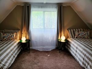 - 2 lits jumeaux dans une chambre avec fenêtre dans l'établissement 1400sf self checkin modern chalet AC Grill Firepit, à Thornhurst