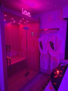 Imagine din galeria proprietății L'Aurore Love Room de prestige jacuzzi sauna piscine chauffée cuisine în Carpentras