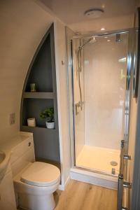 インヴァーゴードンにあるNewmore Highland Pods with Hot Tubs on NC500のシャワー、トイレ、洗面台を備えたバスルーム +37枚の写真