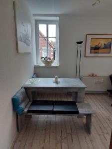 - un salon avec une table et une fenêtre dans l'établissement SCHNECKENHAUS, à Schieder-Schwalenberg