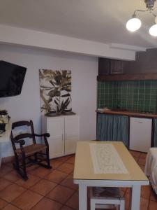 cocina con mesa y silla en una habitación en La Casita de Zahara de la Sierra, en Zahara de la Sierra