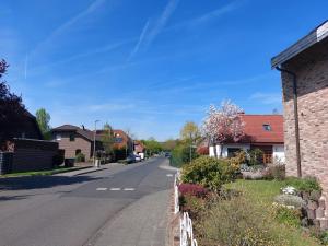 Une rue vide dans un quartier résidentiel avec des maisons dans l'établissement Zimmer im Landhaus, à Erkelenz