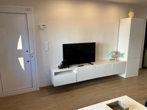 Televízia a/alebo spoločenská miestnosť v ubytovaní Apartamento en la playa. Free Parking. Free WiFi