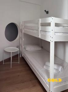 ローマにあるAlbornoz 35の白い二段ベッド(テーブル、スツール付)