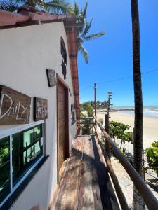 - une passerelle menant à la plage de l'hôtel davis dans l'établissement Temporada Ilhéus Olivença, à Ilhéus