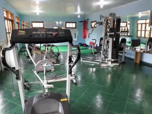 ein Fitnessstudio mit mehreren Laufbändern in einem Raum in der Unterkunft Chalé Privilégio in Rio Prêto