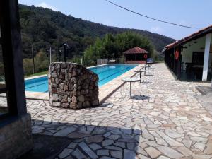 ein Resort mit einem Swimmingpool und einem Gebäude in der Unterkunft Chalé Privilégio in Rio Prêto