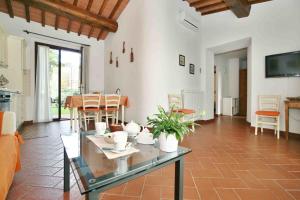 ein Wohnzimmer mit einem Tisch und einem Esszimmer in der Unterkunft La Compagnia del Chianti in San Donato in Poggio