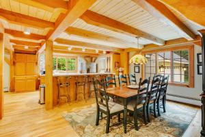 una cucina e una sala da pranzo con tavolo e sedie in legno di Glen Road Lodge a Peru