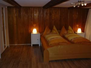 sala de estar con sofá y almohadas en Apartment Lindi, en Lütschental